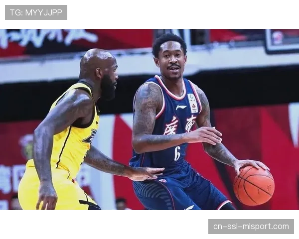 前CBA外援马尚-布鲁克斯现身广州，参与商业活动并指导青少年训练